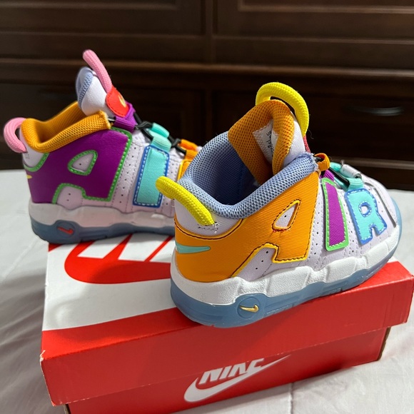 NIKE AIR MORE UPTEMPO
BARELY GRAPE/ORANGE PEEL
BOURGOGNE BRUT/PELURE D'ORANGE - Picture 4 of 8